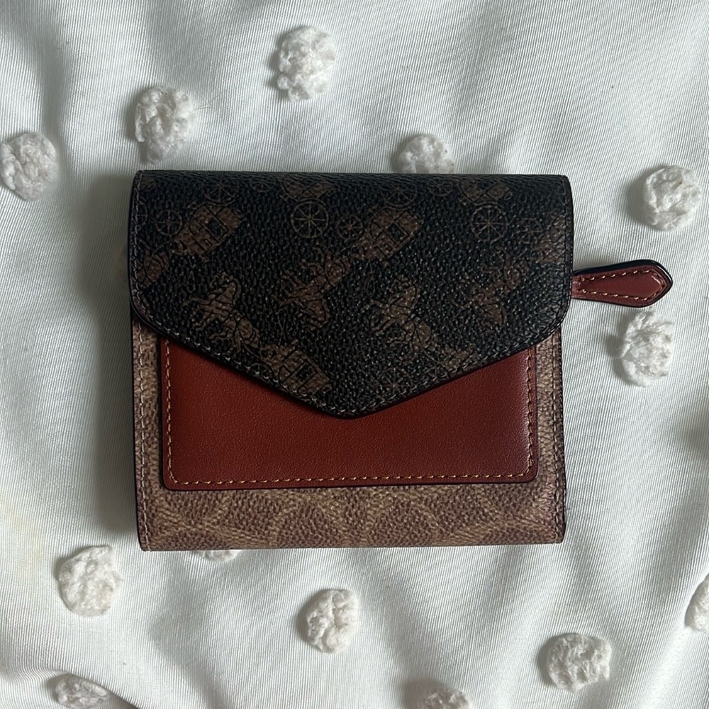 Coach Wyn wallet signature and horse and carriage